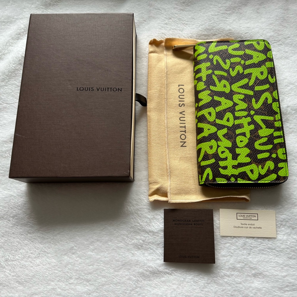 Louis Vuitton graffiti zippy wallet